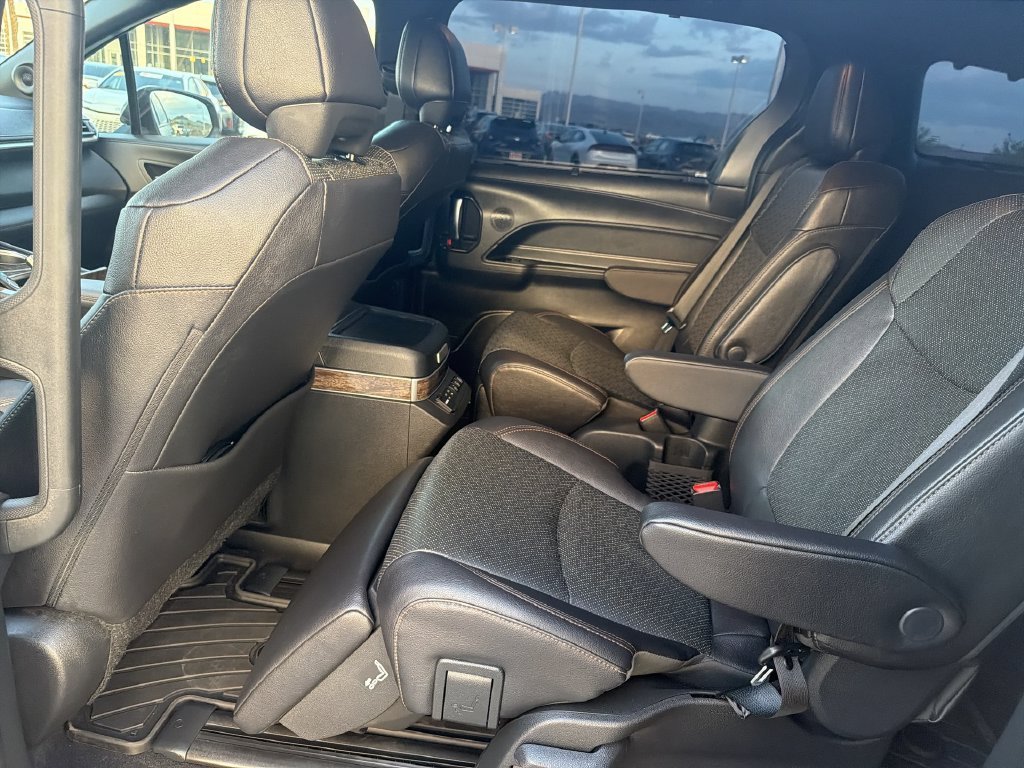 2025 Toyota Sienna Platinum - Photo 29