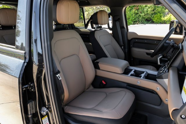 New 2026 Santorini Black Metallic Land Rover X image 28