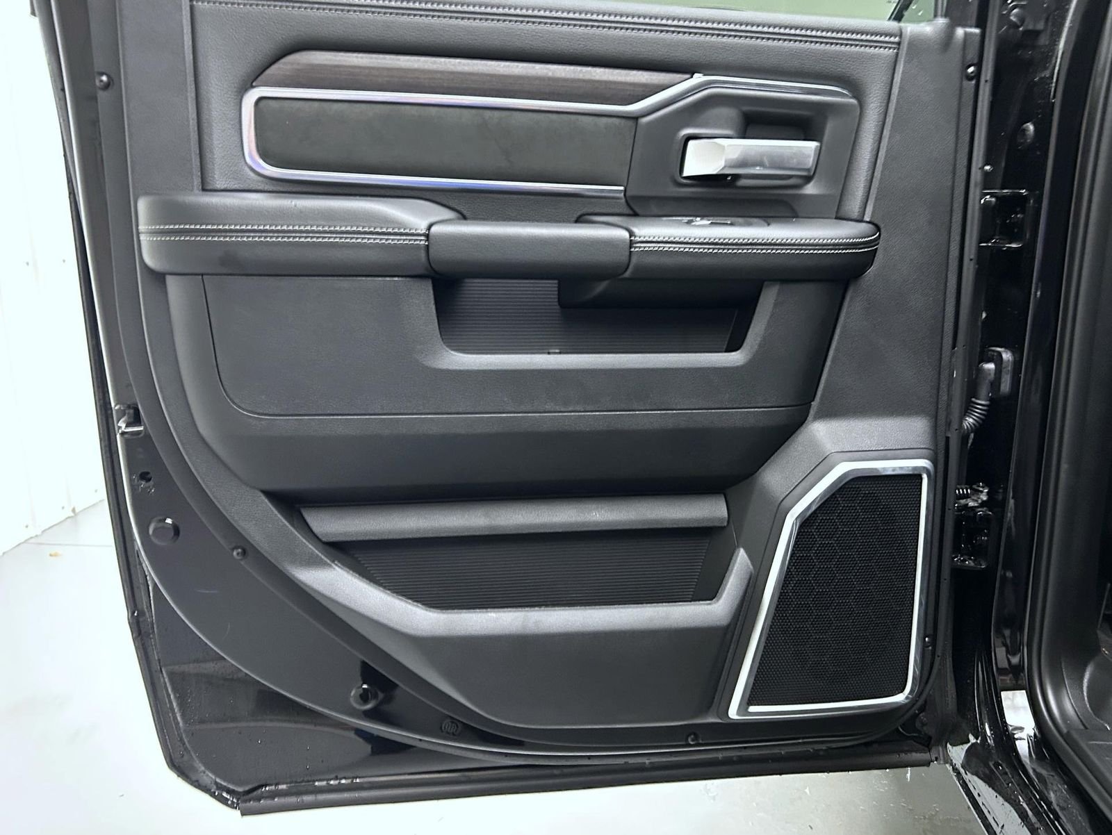 New 2026 Diamond Black Crystal Pearl-Coat Exterior Paint RAM Laramie image 20