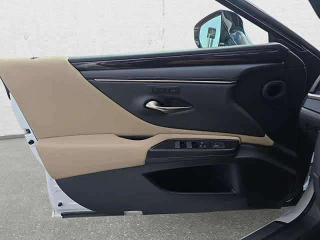 Used 2019 White Pearl Lexus 350 Luxury image 27