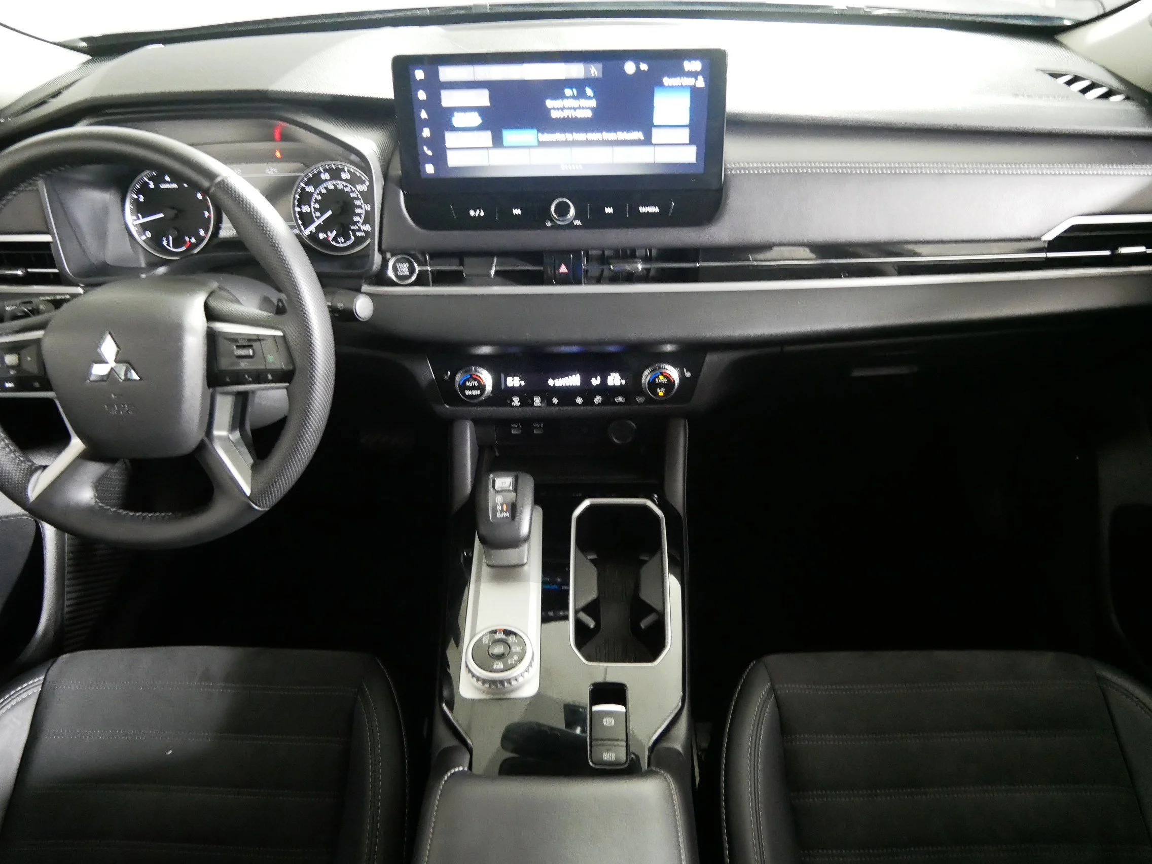 Used 2025 Labrador Black Pearl Mitsubishi SE image 10