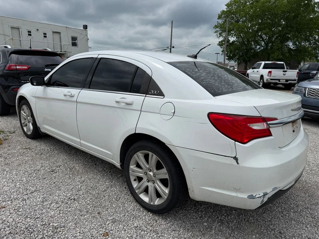 Used 2013 White Chrysler Touring image 9