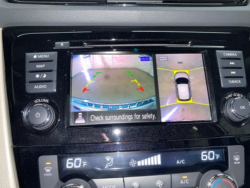 Used 2020 Silver Nissan SL image 20