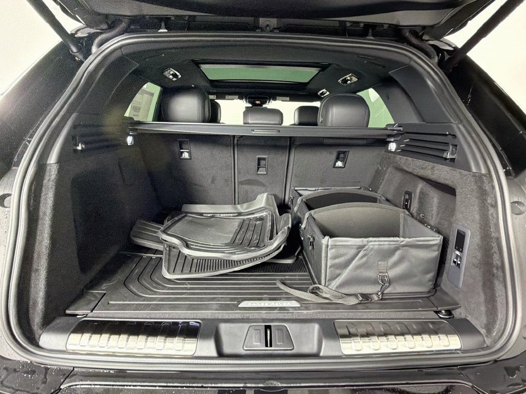 New 2027 Santorini Black Land Rover Dynamic SE P400 image 28