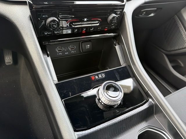 New 2026 Bright White Clear-Coat Exterior Paint Jeep Laredo image 17