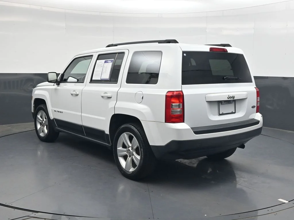 Used 2015 Bright White Clearcoat Jeep Latitude image 6