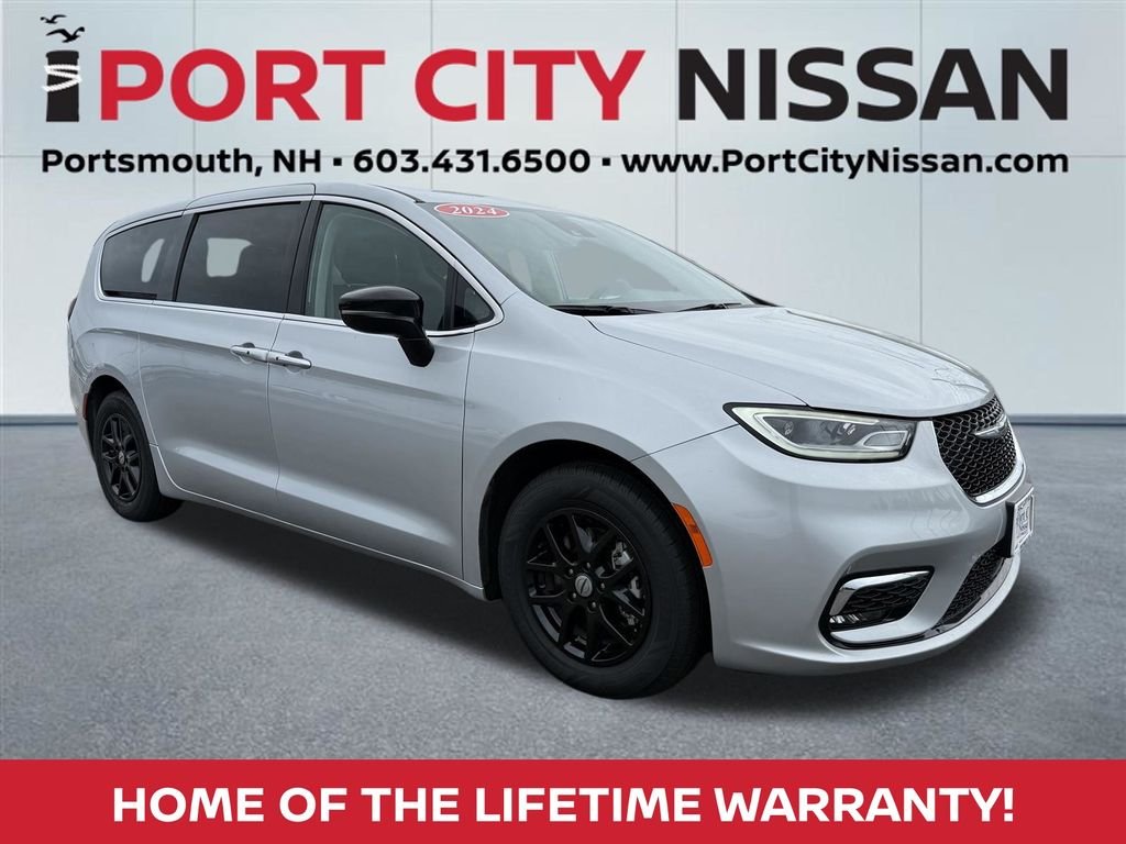 2024 Chrysler Pacifica Touring L's photo