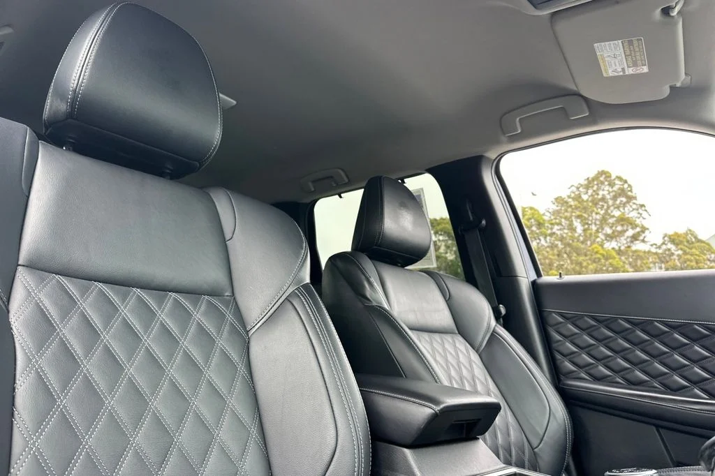 Used 2023  Mitsubishi SEL image 18