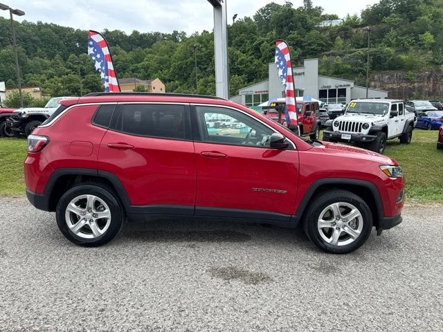 Used 2024  Jeep Latitude image 2