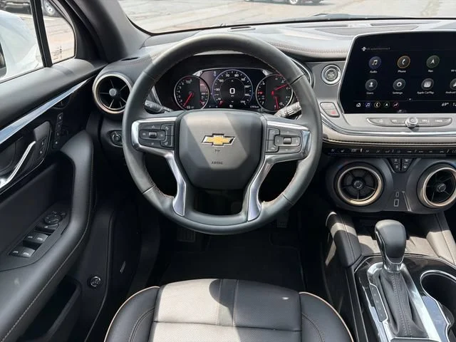 Used 2025 Iridescent Pearl Tricoat Chevrolet Premier image 32