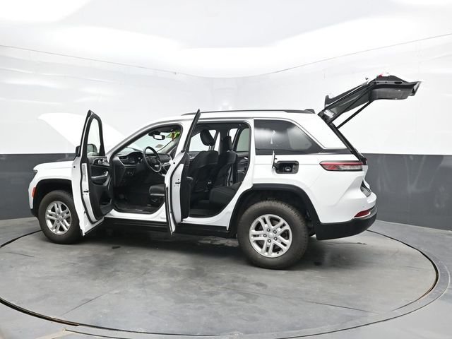 Used 2022 White Jeep Laredo image 53
