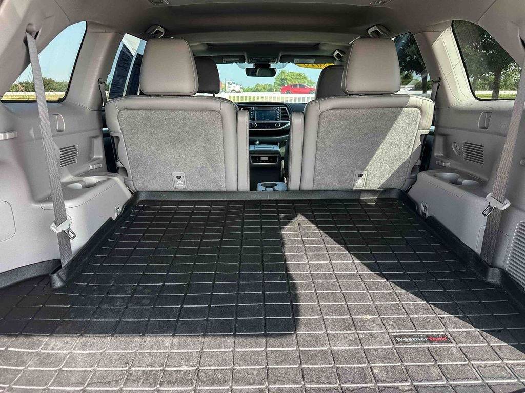 Used 2018 White Toyota XLE image 23