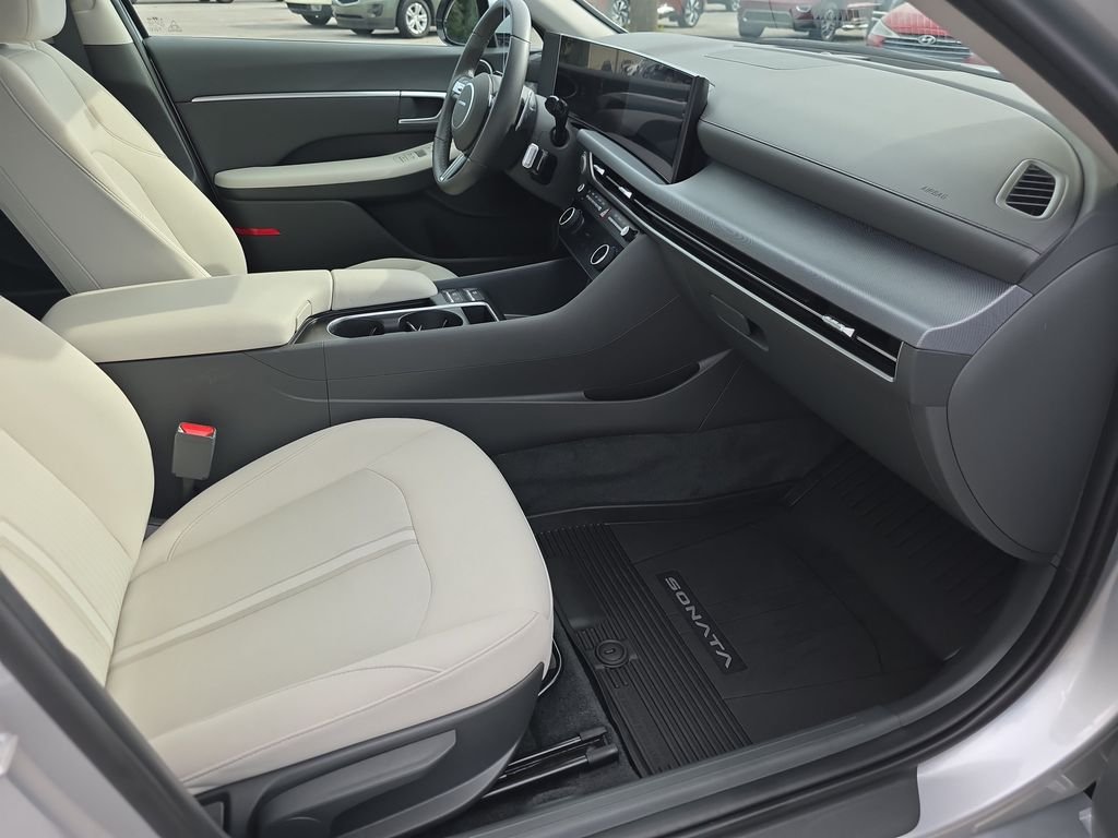 Used 2025 Aero Silver Hyundai SEL Convenience image 34