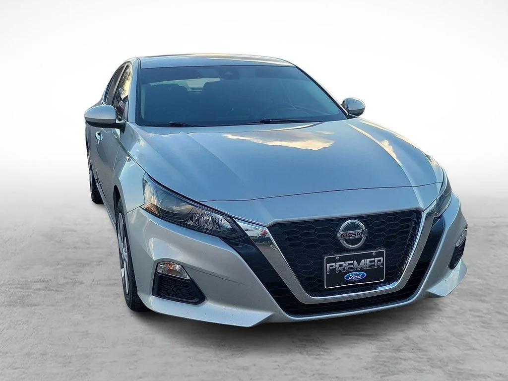 Used 2022 Silver Nissan 2.5 S image 2