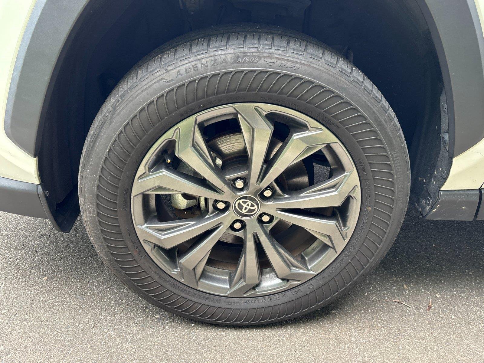Used 2023 Wind Chill Pearl Toyota XLE Premium image 9