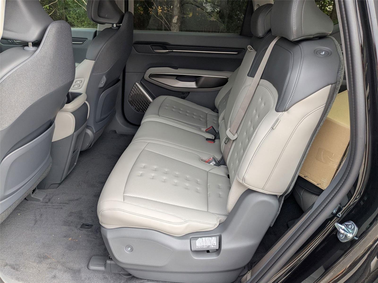 New 2026 EBONY BLACK KIA WIND image 32