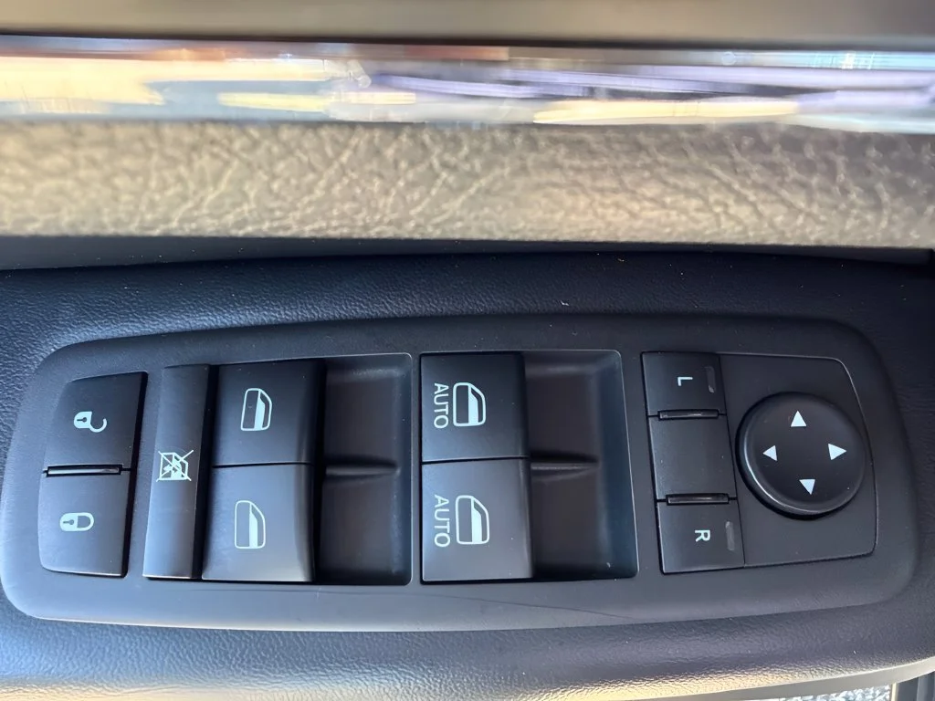 Used 2022  Jeep Limited image 11