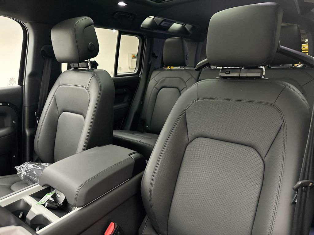 New 2026 Santorini Black Land Rover X-Dynamic SE image 10