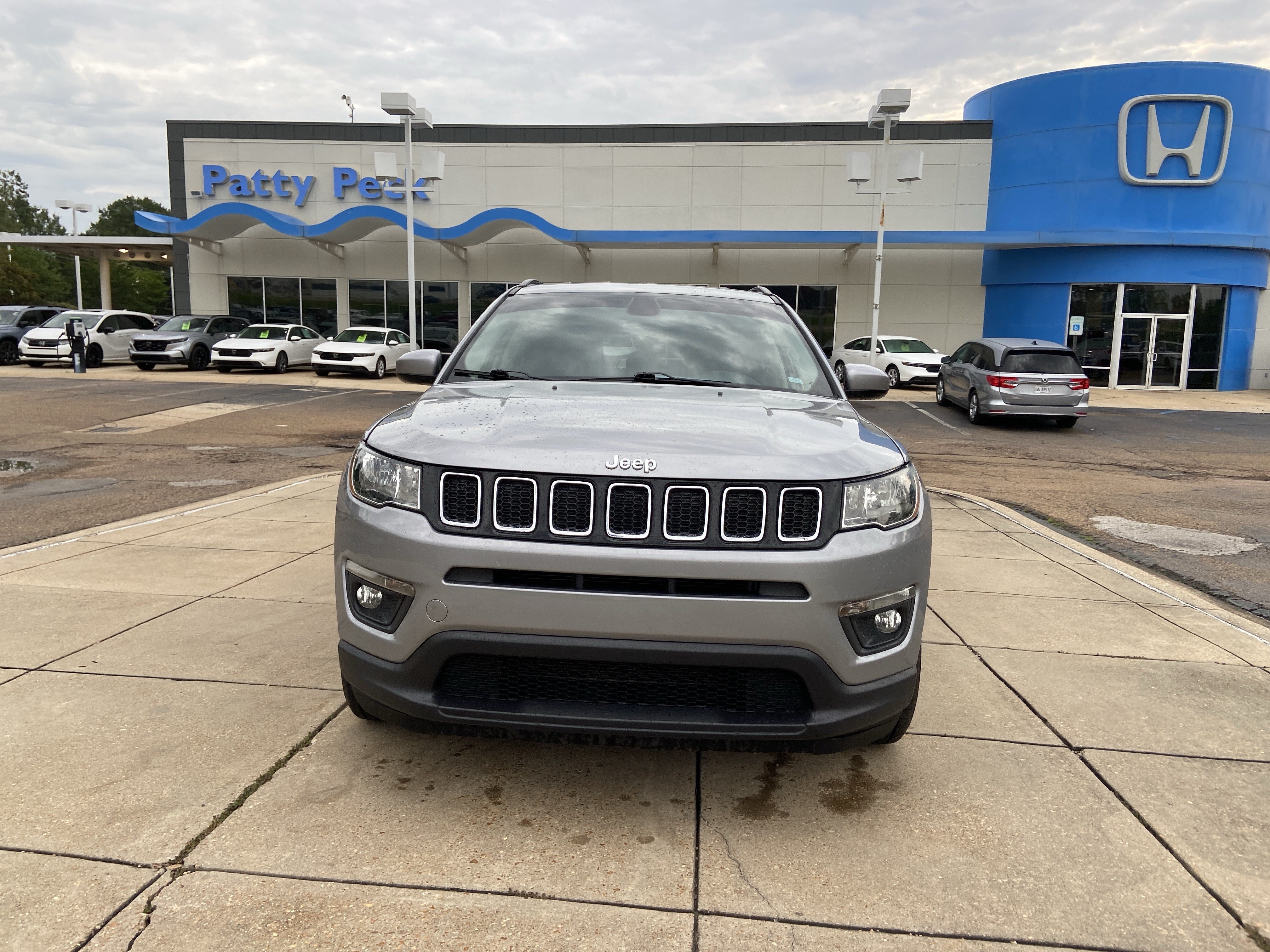 Used 2019 Billet Silver Metallic Clearcoat Jeep Latitude image 3