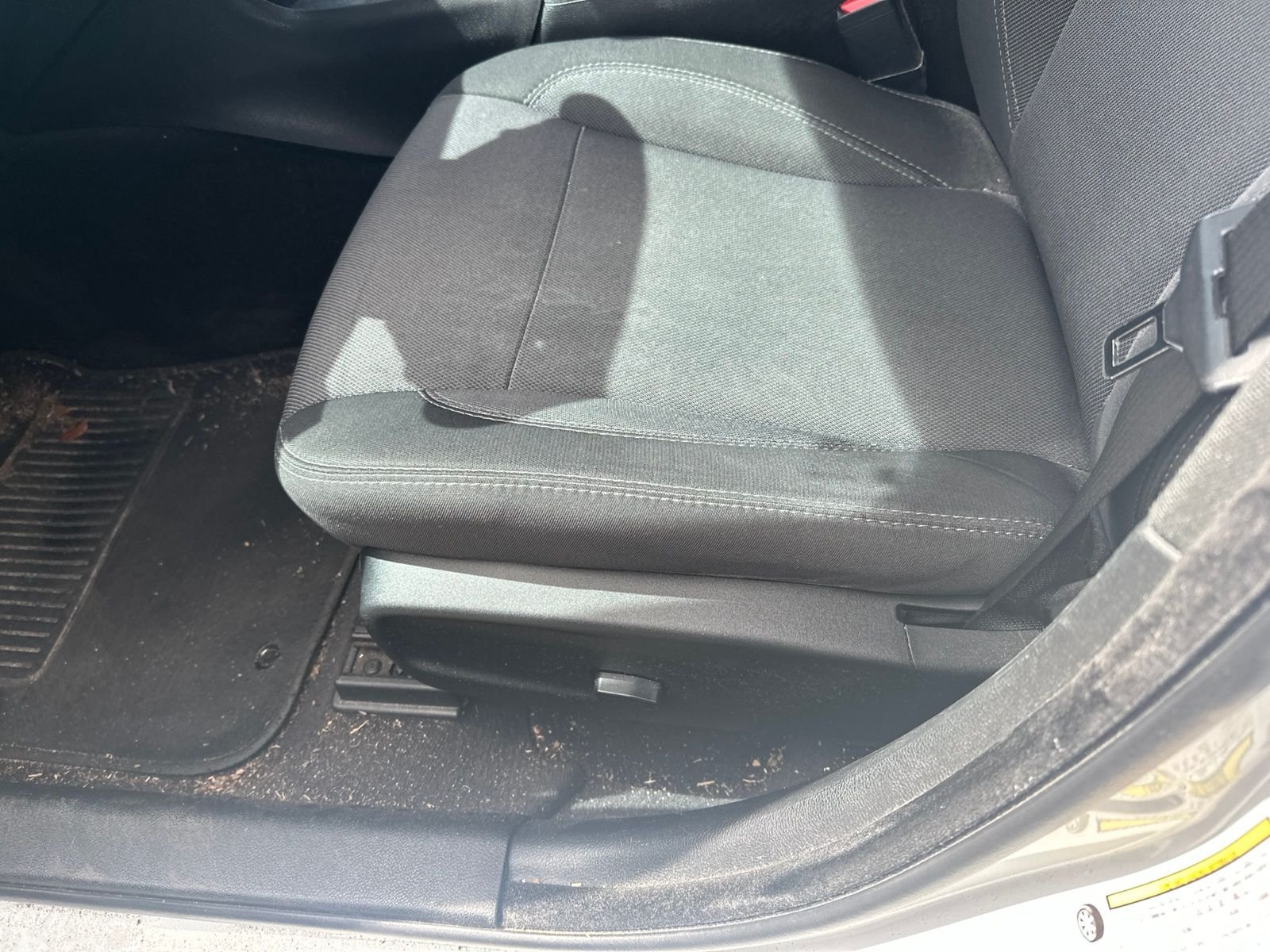 Used 2018 White Dodge SXT image 5