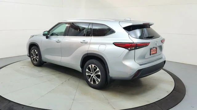 Used 2021 Silver Toyota XLE image 7
