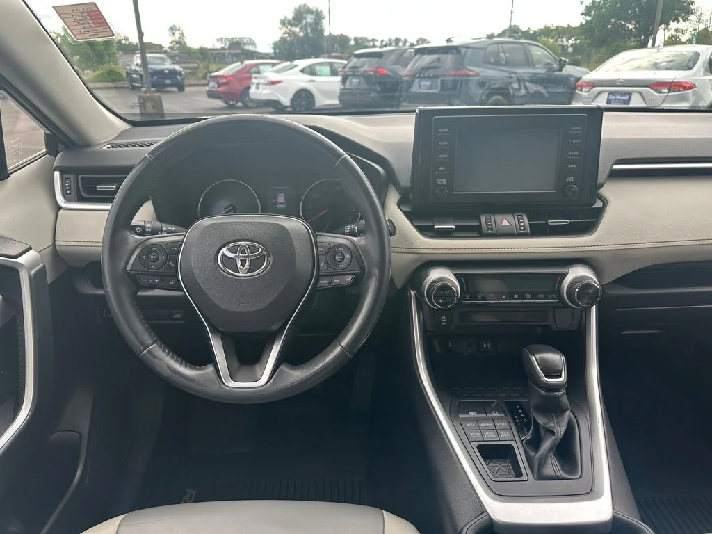 Used 2019 Gray Toyota XLE Premium image 15