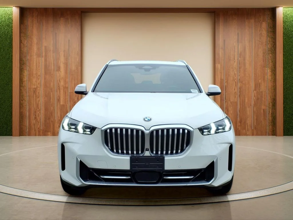 Used 2025 White BMW xDrive40i image 2