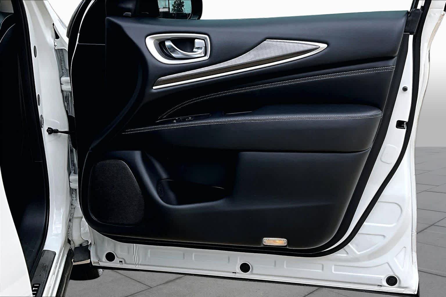 Used 2020 Majestic White INFINITI SIGNATURE EDITION image 23