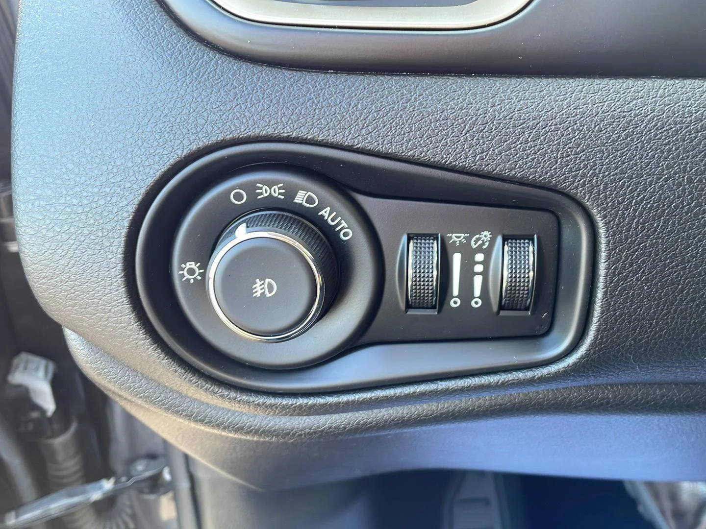 Used 2016 Granite Crystal Metallic Clearcoat Jeep Latitude image 12