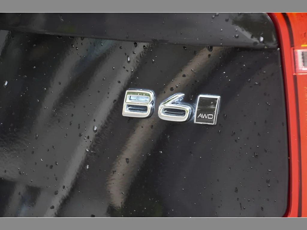 Certified Used 2023 Onyx Black Metallic Volvo Plus image 30