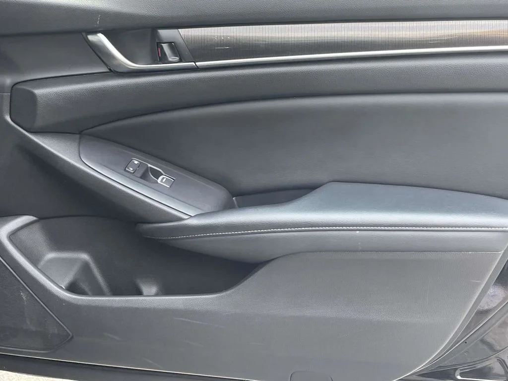 Used 2018  Honda Sport image 18