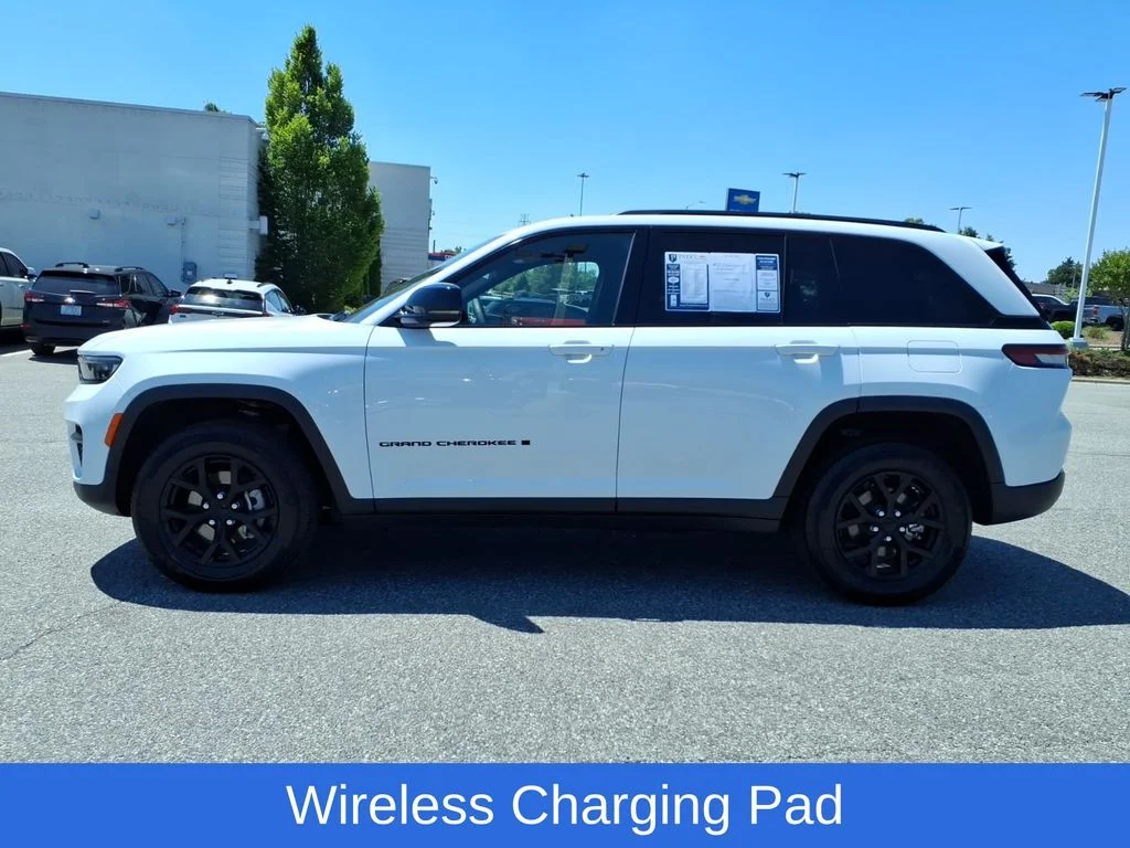 Used 2025 White/off-white Jeep Altitude image 29