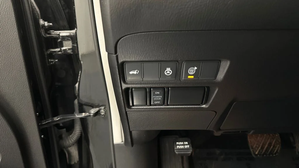 Used 2022 Black Nissan Platinum image 31