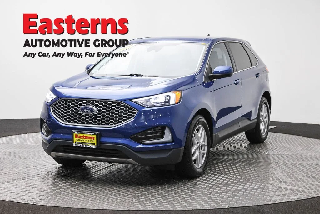 Used 2023 Blue Ford SEL image 1
