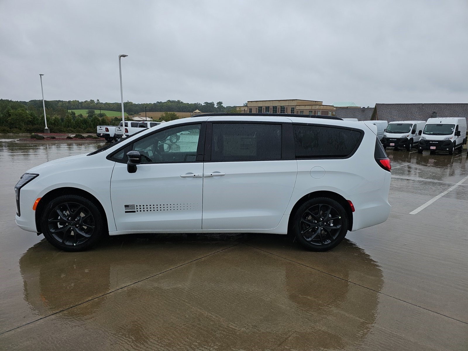 New 2027 Bright White Clearcoat Chrysler Select image 2