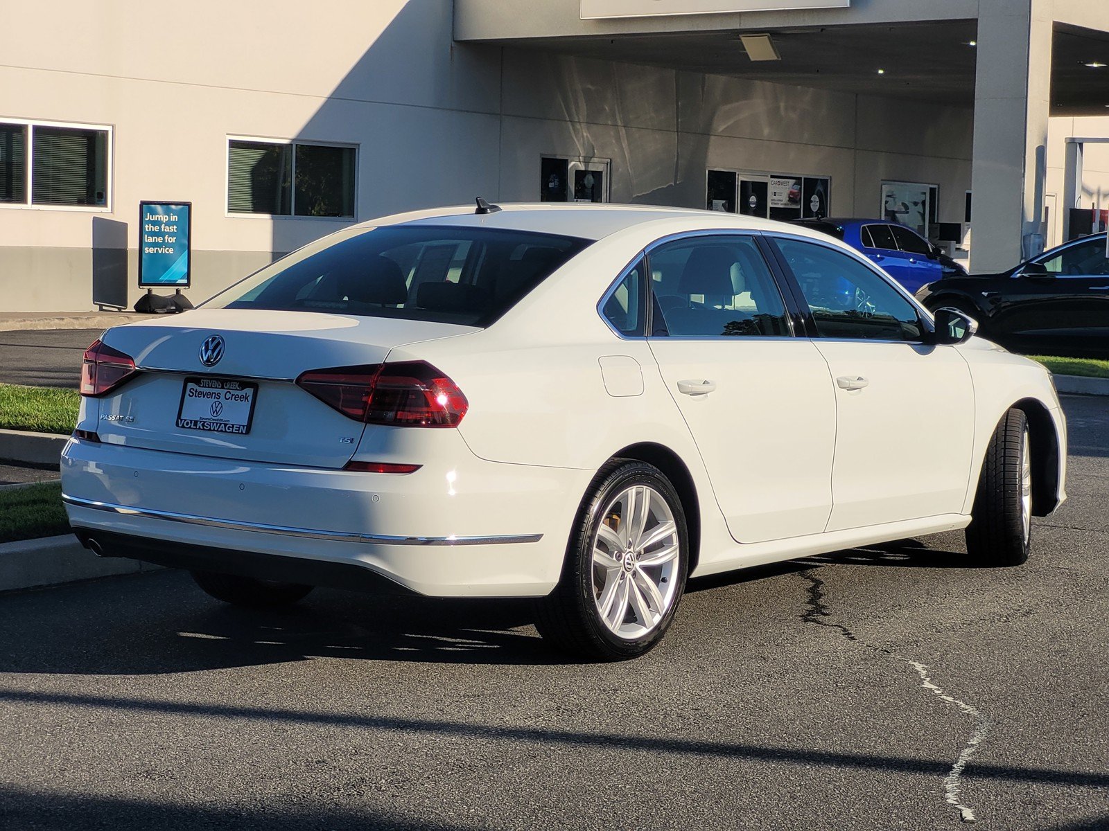 Used 2018 White Volkswagen 2.0T SE w/Technology image 3
