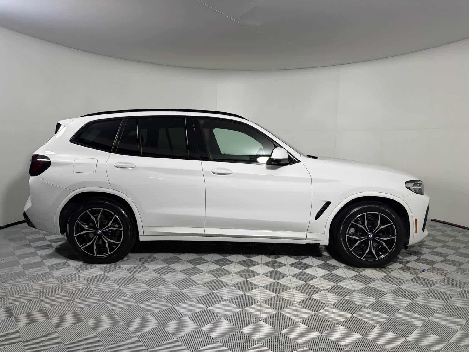 Used 2023 Alpine White BMW xDrive30i image 6