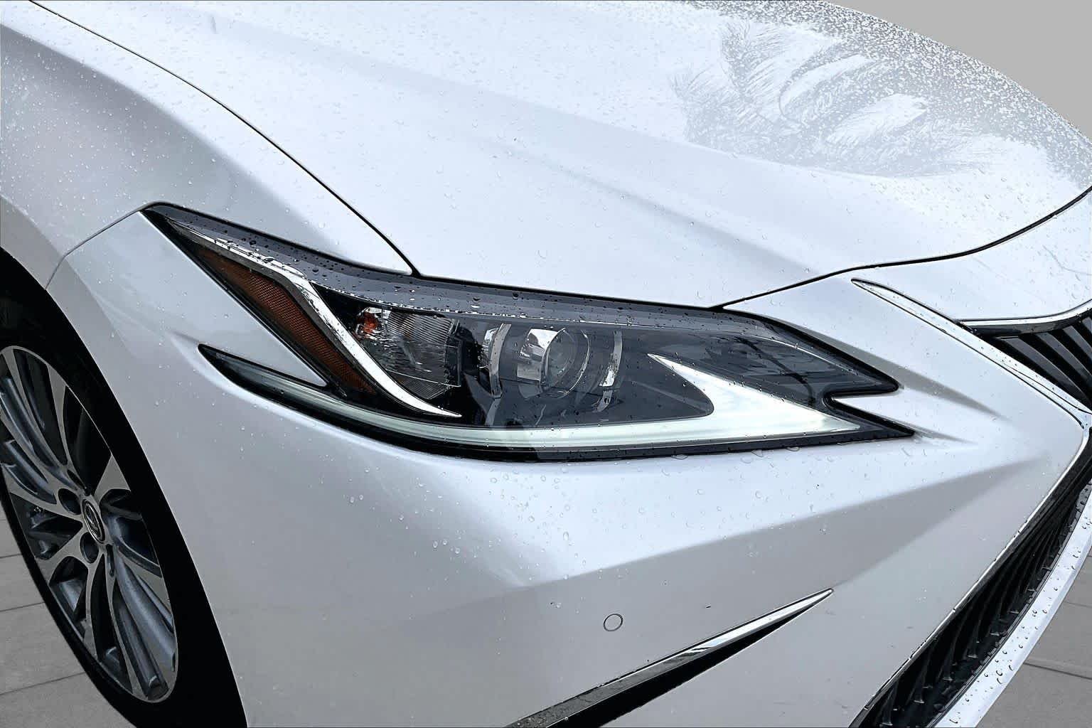 Used 2019 Eminent White Pearl Lexus  image 27