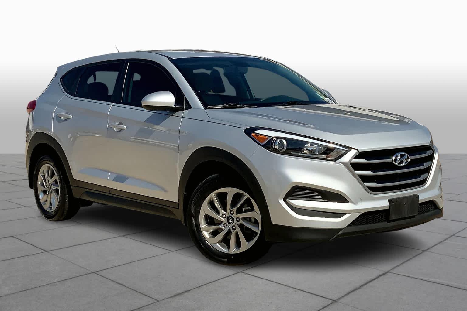 Used 2018 Molten Silver Hyundai SE image 2