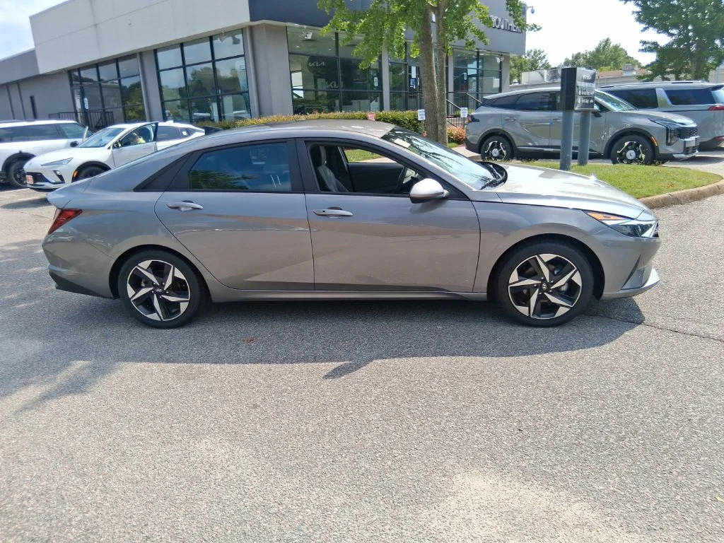 Used 2023 Silver Hyundai SEL image 5
