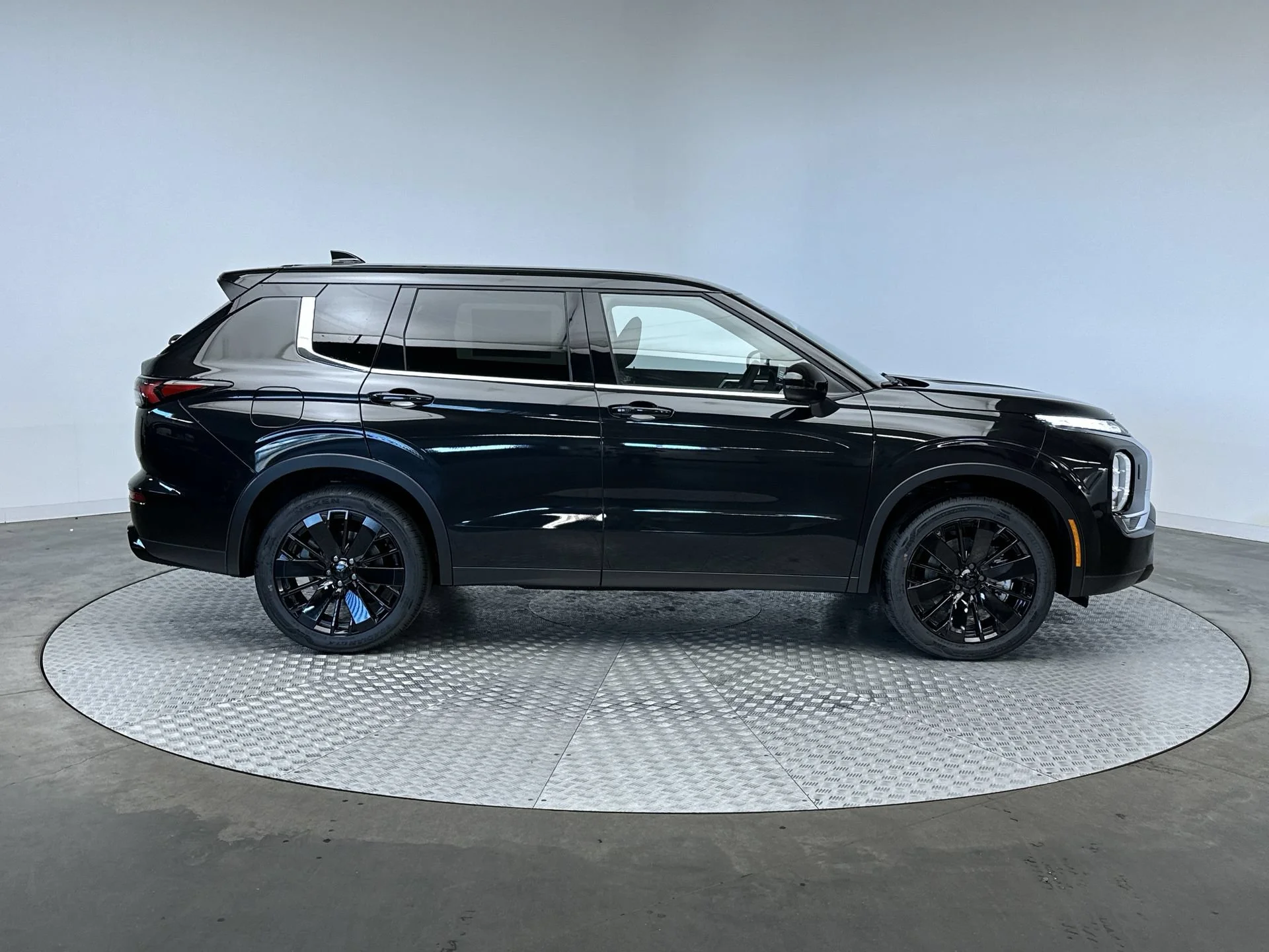 New 2026 Black Diamond Mitsubishi LE image 10