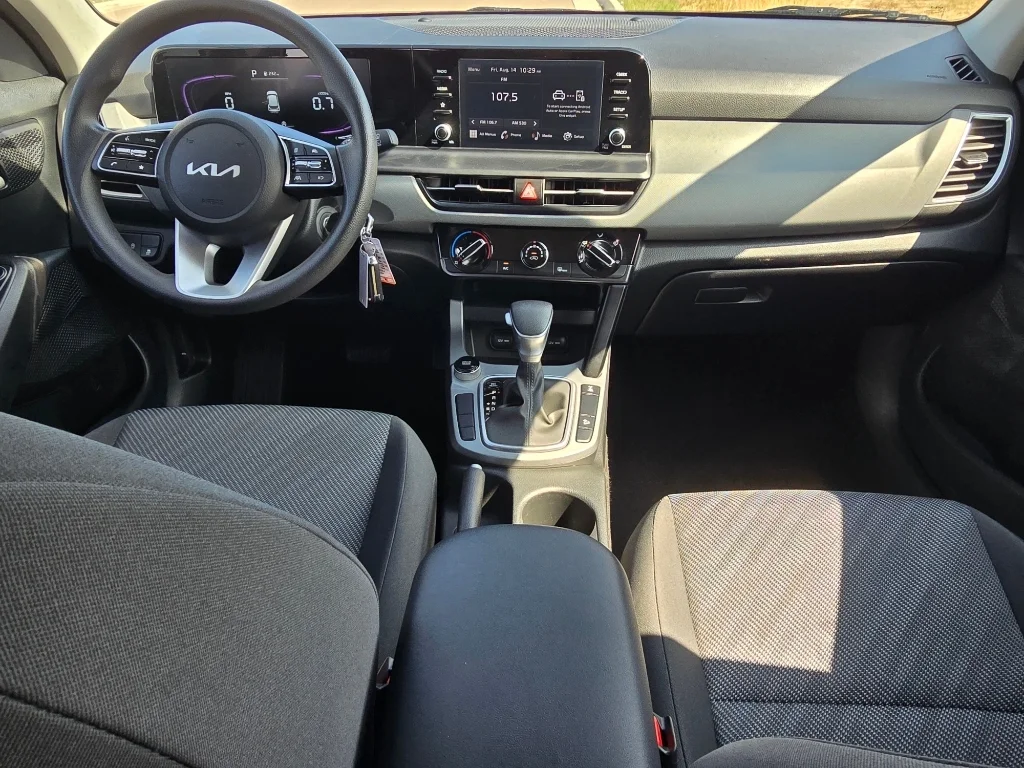 Used 2026 Snow White Pearl Kia LX image 27