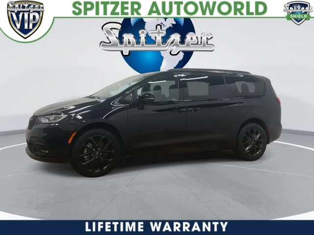 New 2026 Diamond Black Crystal Pearl-Coat Exterior Paint Chrysler Limited image 6