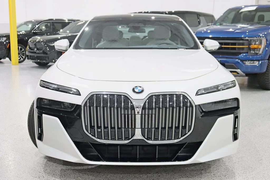 Used 2024 White BMW 760i xDrive image 7