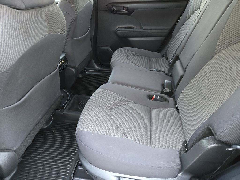 2024 Toyota Highlander LE - Photo 19