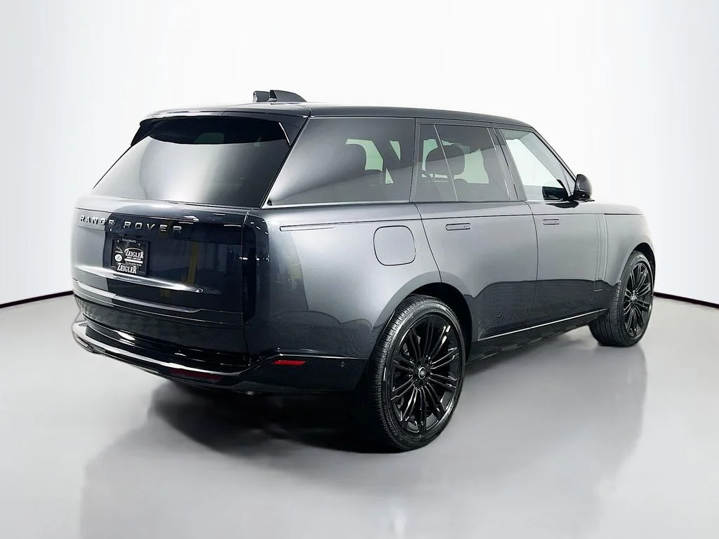 Used 2025 Carpathian Grey Prem Met Land Rover SE image 5