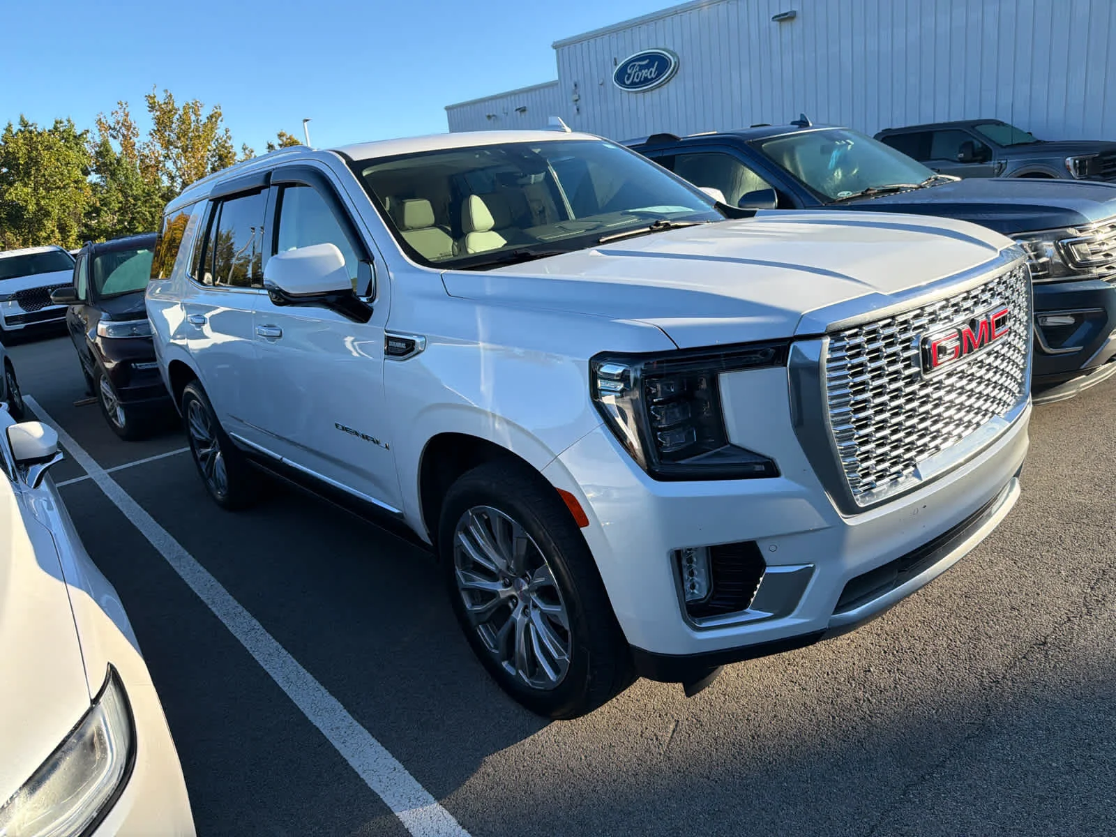 Used 2021 White Frost Tricoat GMC Denali image 3