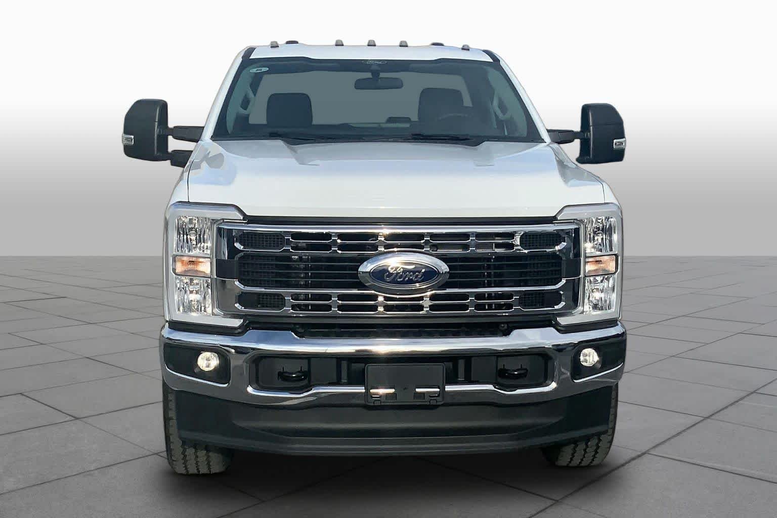 Certified Used 2025 Oxford White Ford XLT image 4