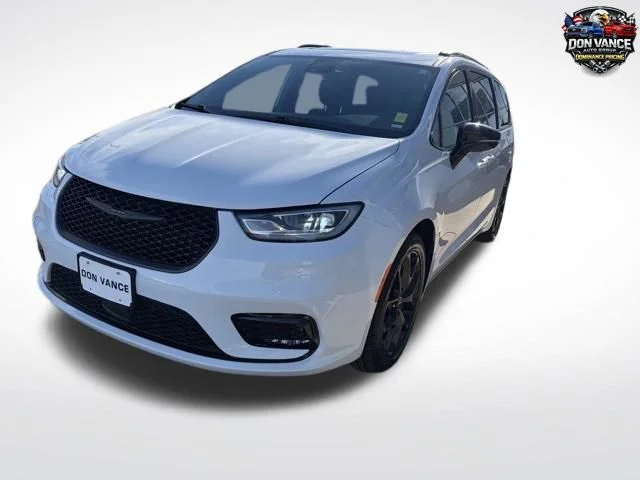 2025 Chrysler Pacifica Limited's photo