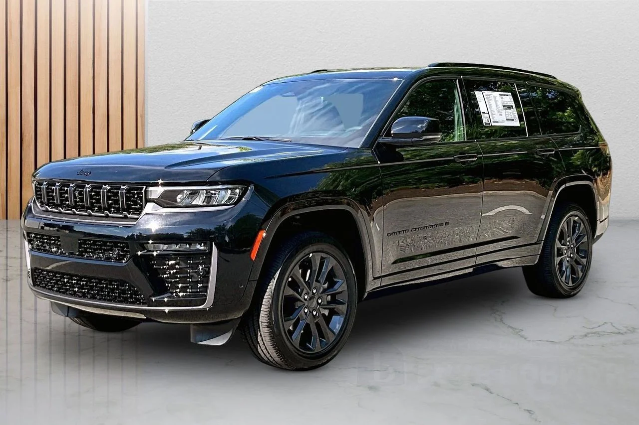 New 2026 Diamond Black Crystal Pearl-Coat Exterior Paint Jeep Limited image 4
